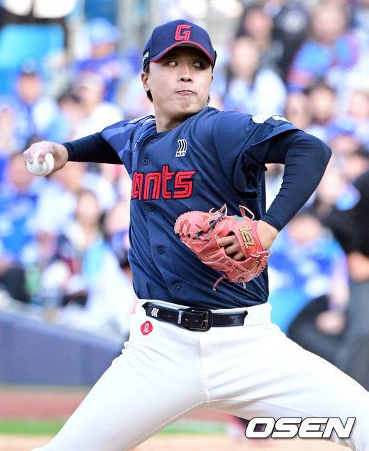 [OSEN=대구, 조은정 기자]시범경기 1위를 차지한 프로야구 롯데 자이언츠가 정규 시즌 개막전을 승리로 장식하며 기분좋게 출발했다.롯데는 28일 대구삼성라이온즈파크에서 열린 삼성 라이온즈와의 원정 경기에서 6-3으로 이겼다.&nbsp;9회말 2사 만루에서 롯데 박정민이 역투하고 있다. 2026.03.28 /cej@osen.co.kr