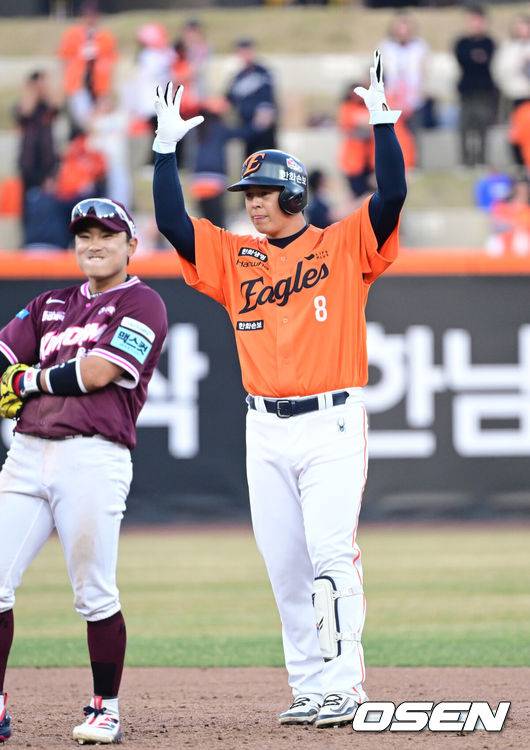 [OSEN=대전, 최규한 기자] 28일 대전 한화생명볼파크에서 ‘2026 신한 SOL KBO리그’ 개막전 한화 이글스와 키움 히어로즈의 맞대결이 열렸다.홈팀 한화는 윌켈 에르난데스, 방문팀 키움은 라울 알칸타라를 선발로 내세웠다. 연장 11회말 2사 2루 상황 한화 노시환이 동점 1타점 2루타를 날리고 2루에 안착해 기뻐하고 있다. 2025.03.28 / dreamer@osen.co.kr