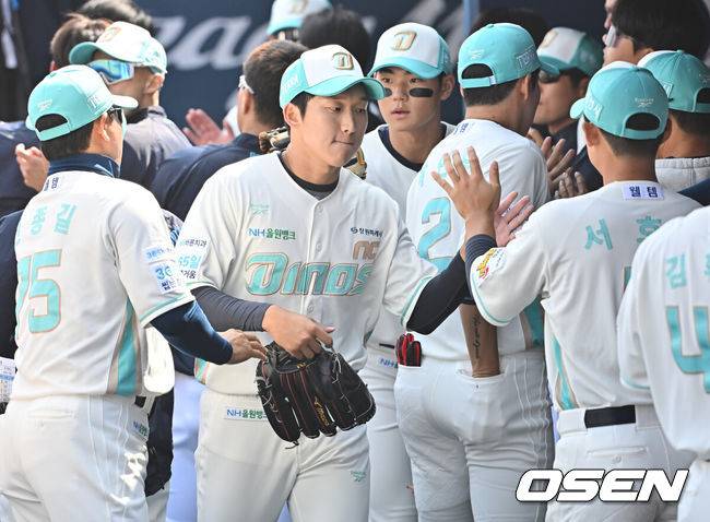 [OSEN=창원, 이석우 기자] 28일 창원NC파크에서 2026 신한 SOL KBO 리그 NC 다이노스와 두산 베어스의 경기가 열렸다. 홈팀 NC는 구창모가, 방문팀 두산은 플렉센이 선발 출전했다. NC 다이노스 선발투수 구창모가 1회초를 무실점으로 막고 하이파이브를 하고 있다. 2026.03.28 / foto0307@osen.co.kr