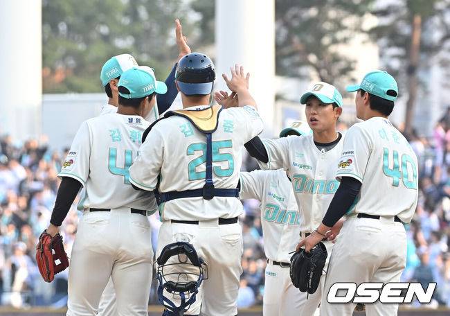 [OSEN=창원, 이석우 기자] 28일 창원NC파크에서 2026 신한 SOL KBO 리그 NC 다이노스와 두산 베어스의 경기가 열렸다. 홈팀 NC는 구창모가, 방문팀 두산은 플렉센이 선발 출전했다. NC 다이노스 선수들이 6-0으로 승리한 후 기쁨을 나누고 있다. 2026.03.28 / foto0307@osen.co.kr
