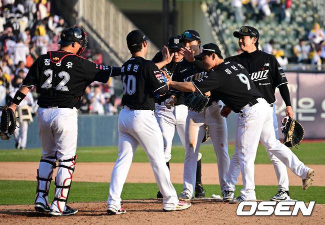 [OSEN=잠실, 지형준 기자] 프로야구 KT 위즈가 우승팀&nbsp;LG 트윈스를 꺾고 개막전 승리를 거뒀다.&nbsp;KT는&nbsp;28일 서울 잠실구장에서 열린 2026 KBO리그 개막전 LG와 경기에서 장단 18안타를 폭발시키며 11-7로 승리했다.&nbsp;KT는 역대 6번째 개막전 선발 전원 안타 진기록을 세웠다.KT 신인 이강민은 3안타를 때려, 고졸 신인 개막전 최다 안타 타이 기록을 세웠다.&nbsp;김현수는&nbsp;개막전 통산 최다 안타 타이(20개)에 성공했다.&nbsp;KT 선발 맷 사우어는 5이닝 동안 5피안타(1피홈런)&nbsp;5볼넷 1탈삼진 3실점으로 첫 승을 기록했다.&nbsp;경기를 마치고 KT 선수들이 승리 하이파이브를 하고 있다. 2026.03.28&nbsp;/ jpnews@osen.co.kr