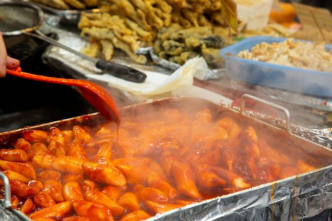외국인들이 많이 찾는 떡볶이. 서울 도심 곳곳에서 쉽게 접할 수 있고, 다양하게 변형이 가능한 점이 소비를 이끄는 요소로 꼽힌다. 클립아트코리아 제공