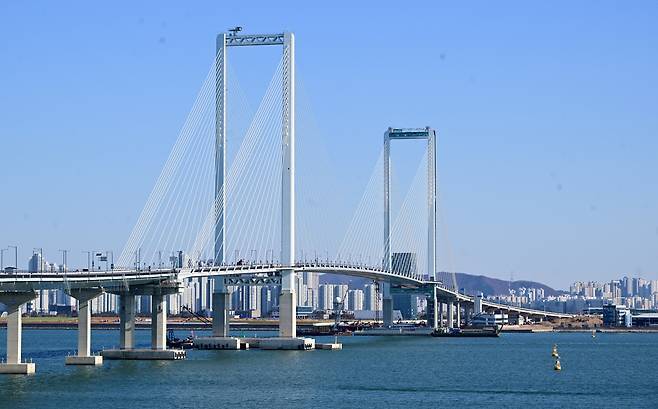 세계 최대 높이의 해상교량 전망대를 갖춘&nbsp;청라하늘대교.