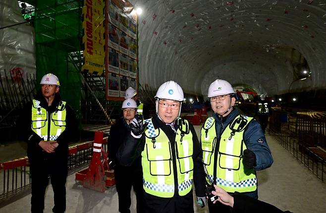 유정복 인천시장이 지난 1월 서울지하철 7호선 청라연장 사업의 5공구 현장을 점검하고 있다.