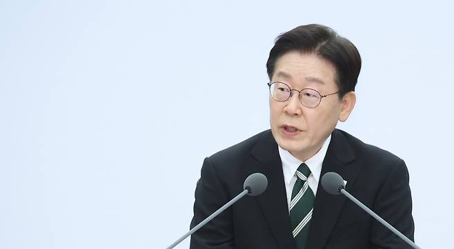 이재명 대통령이 27일 서울 국방부에서 열린 전군주요지휘관회의에서 발언하고 있다. 연합뉴스