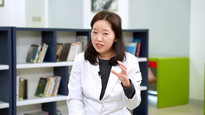 한길안과병원 망막센터 이경민 진료과장은 “망막 질환은 대체로 증상이 비슷하기 때문에 스스로 구분하기 어렵다”며 “갑자기 떠다니는 것이 확 늘어나거나, 어디가 가려 보이거나, 사물이 휘어 보이면 반드시 안저검사를 받아야 한다”고 강조했다. /서울경제TV ‘지금 명의’ 캡처