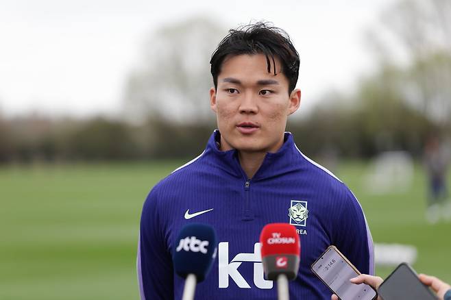 축구국가대표팀 공격수 오현규가 27일(한국시간) MK돈스 훈련장에서 취재진의 질문에 답하고 있다. 사진제공｜대한축구협회