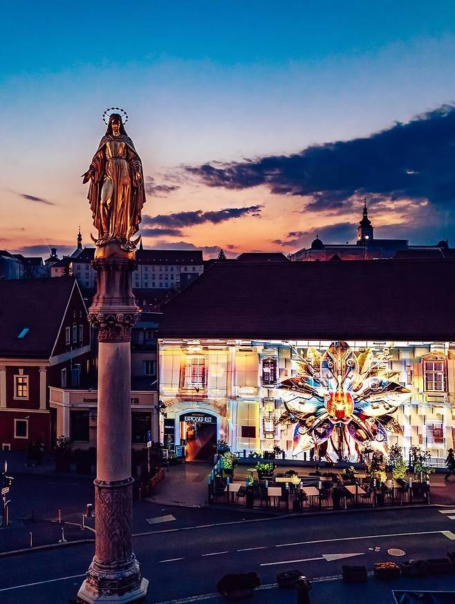 성모 상 뒤로 화려한 빛 축제가 진행 중이다. 크로아티아는 가톨릭이 약 83~88%를 차지하는 대표적인 가톨릭 국가다. 사진제공|CNTB