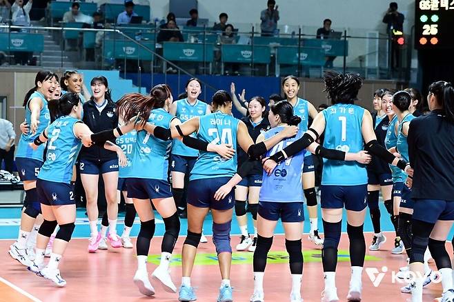 ▲ 승리 후 기뻐하는 GS칼텍스 선수들 ⓒKOVO