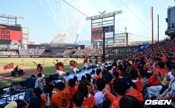 개막전부터 한화생명볼파크가 매진을 이뤘다. 5회말 종료 후 불꽃 퍼포먼스가 펼쳐지고 있다.