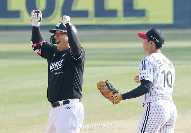 [B하인드★] KT맨 김현수, 개막전 20안타 달성! 옛 캡틴 오지환 등진 채 환호작약!