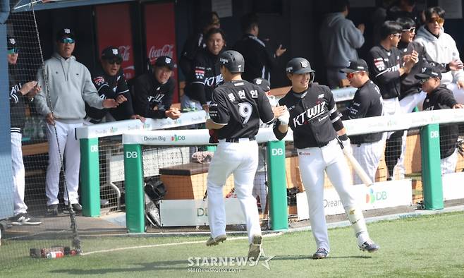 [B하인드★] KT맨 김현수, 개막전 20안타 달성! 옛 캡틴 오지환 등진 채 환호작약!