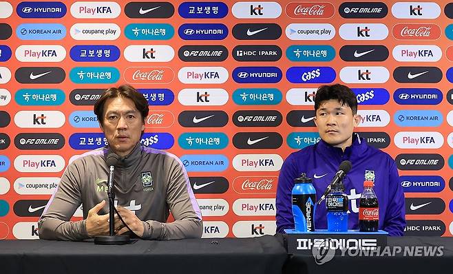 공식 기자회견 하는 홍명보 감독 (밀턴킨스[영국]=연합뉴스) 최재구 기자 = 코트디부아르전을 하루 앞둔 한국 축구 국가대표팀의 홍명보 감독이 27일(현지시간) 영국 밀턴킨스 스타디움 MK에서 공식 기자회견을 하고 있다.   2026.3.27 jjaeck9@yna.co.kr