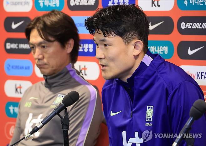 질문에 답하는 김민재 (밀턴킨스[영국]=연합뉴스) 최재구 기자 = 코트디부아르전을 하루 앞둔 한국 축구 국가대표팀의 김민재가 27일(현지시간) 영국 밀턴킨스 스타디움 MK에서 공식 기자회견을 하고 있다.   2026.3.28 jjaeck9@yna.co.kr