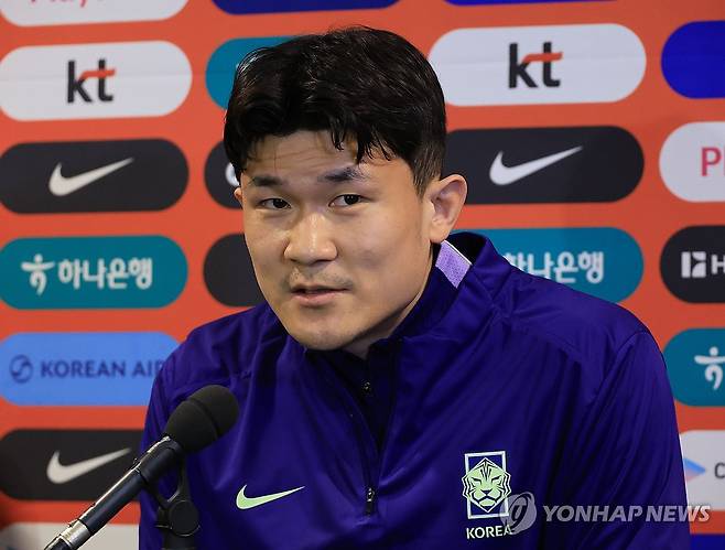 질문에 답하는 김민재 (밀턴킨스[영국]=연합뉴스) 최재구 기자 = 코트디부아르전을 하루 앞둔 한국 축구 국가대표팀의 김민재가 27일(현지시간) 영국 밀턴킨스 스타디움 MK에서 공식 기자회견을 하고 있다.   2026.3.28 jjaeck9@yna.co.kr