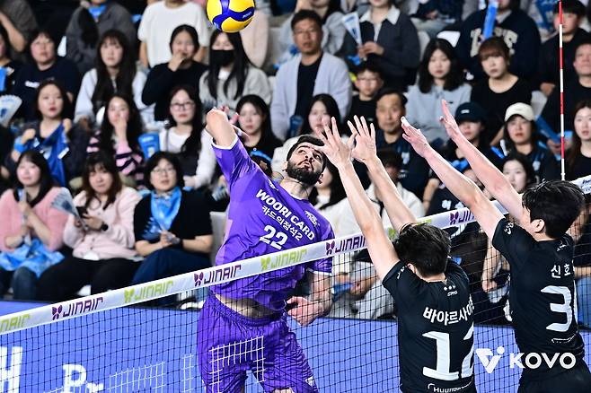 현대캐피탈과 우리카드의 플레이오프 1차전 경기 장면 [한국배구연맹 제공. 재판매 및 DB 금지]