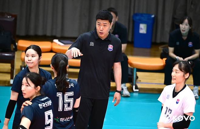 한국도로공사 감독대행을 맡게 된 김영래 수석코치(중앙) [한국배구연맹 제공. 재판매 및 DB 금지]