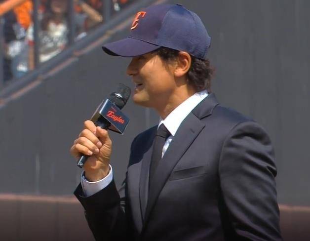 검은색 양복 입고 개막전 시구에 나선 박찬호 [티빙 중계화면 캡처. 재배포 및 DB 금지]