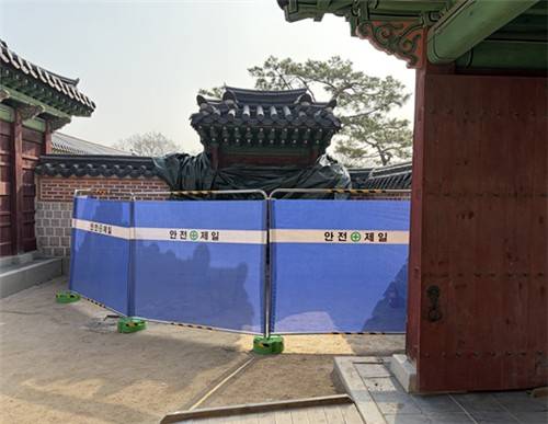 가림막 설치된 자선당 삼비문 28일 새벽에 발생한 화재로 피해를 입은 경복궁 자선당 삼비문 일대에 가림막이 설치돼 있다. [국가유산청 제공. 재판매 및 DB 금지]