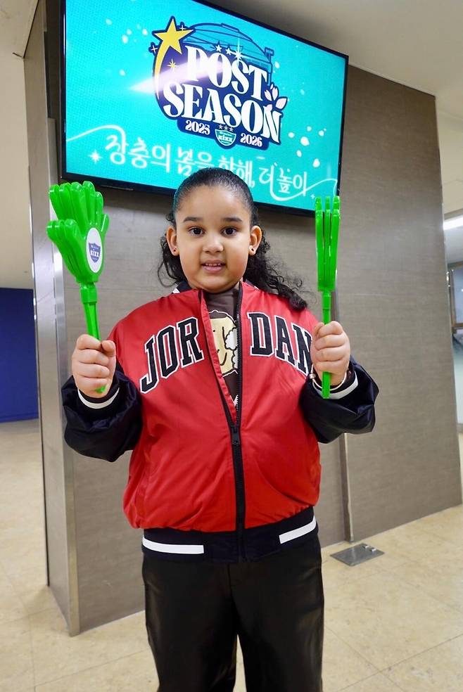 응원 도구를 챙긴 시아나 [촬영 이동칠]