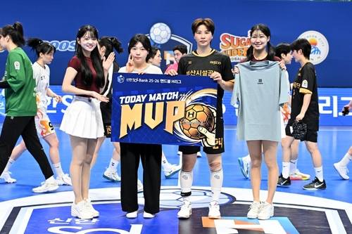 28일 경기 최우수선수에 선정된 부산시설공단 권한나(오른쪽에서 두 번째). [한국핸드볼연맹 제공. 재판매 및 DB 금지]