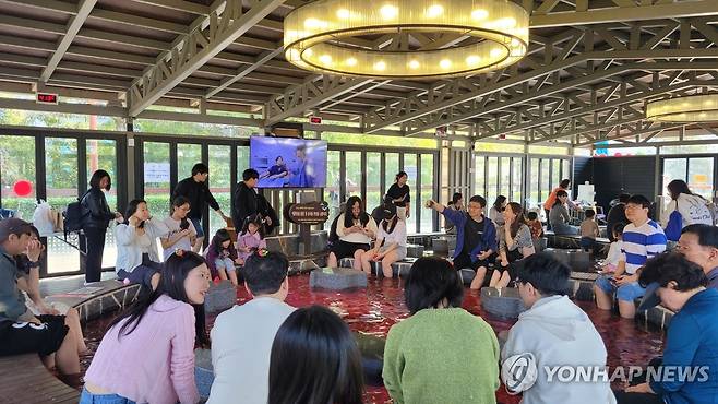 즐거움 가득한 논산 딸기축제장 (논산=연합뉴스) 28일 논산딸기축제장을 찾은 관광객들이 딸기향이 가득한 족욕 체험을 하며 즐거운 시간을 보내고 있다. 2026.3.28 [논산시 제공. 재판매 및 DB 금지] coolee@yna.co.kr