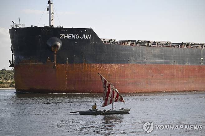 홍해에서 온 화물선이 수에즈운하를 지나 지중해로 향하는 모습. [EPA 연합뉴스 자료사진. 재판매 및 DB 금지]