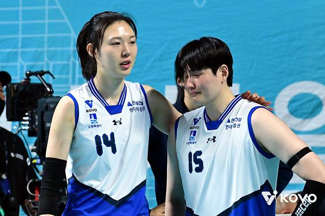 눈물 보인 김희진 위로하는 양효진(왼쪽) [한국배구연맹 제공. 재판매 및 DB 금지]