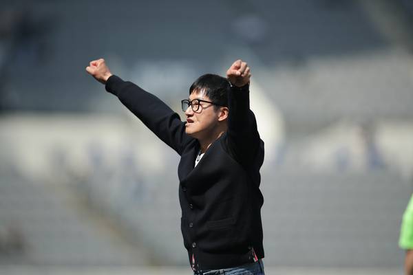 프로축구 K리그2 수원삼성 이정효 감독이 28일 용인미르스타디움에서 열린 용인FC와의 하나은행 K리그2 5라운드 경기에서 페신이 득점하자 기뻐하고 있다. 2026.3.28 /한국프로축구연맹 제공