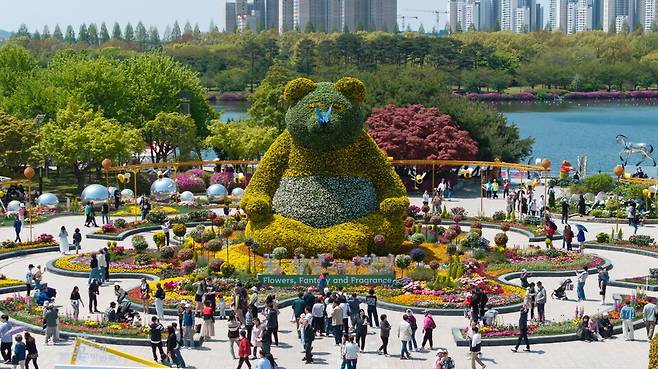 ▲ 수도권 대표 꽃축제 '2026 고양국제꽃박람회'가 다음달 24일 개막돼 5월 10일까지 일산호수공원에서 열린다(지난해 꿈꾸는 정원에 조성된 황금빛 판다 조형물)