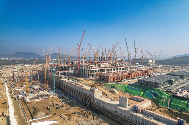 SK하이닉스가 용인시 처인구 원삼면 일대 415만㎡에 조성 중인 '용인 반도체클러스터 일반산업단지. 현재 공장건설이 75%의 공정율을 보이고 있다. 사진=용인시청.