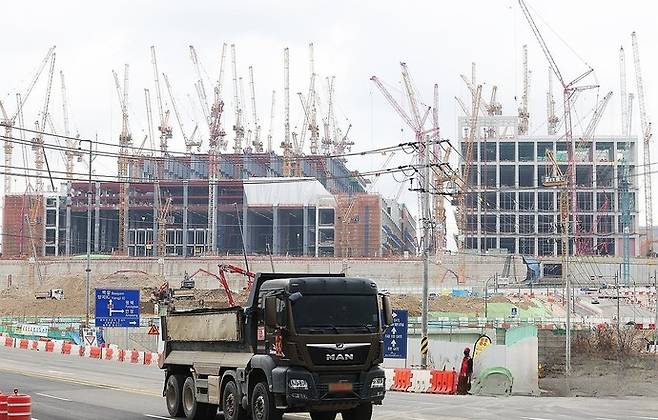 지난 1월 9일 경기도 용인시 처인구 원삼면 용인반도체클러스터 일반산업단지 공사현장에서 분주하게 공사가 진행되고 있다. 연합뉴스