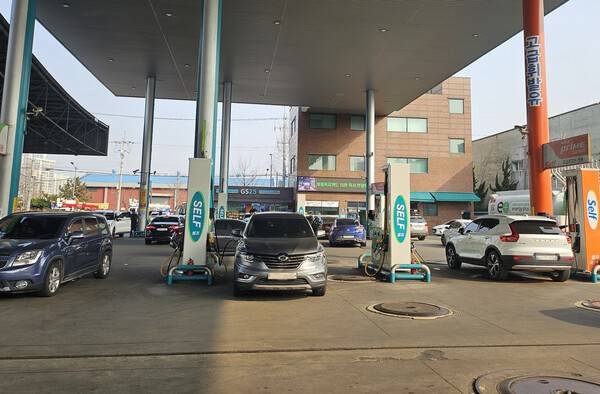 27일 오후 미추홀구의 한 주유소 시민들이 기름을 넣고 있다.