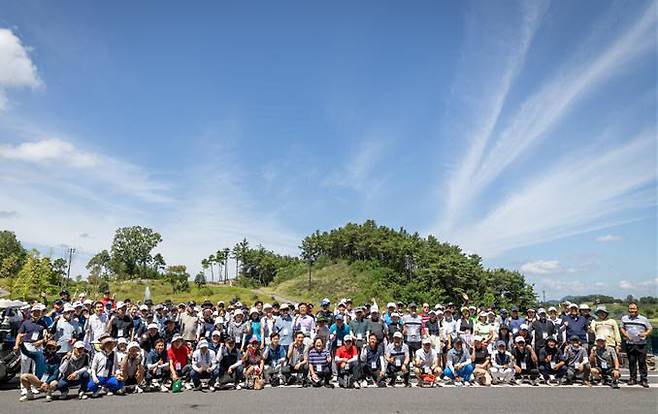 충남대 총동창회는 매년 골프대회를 통해 학교에 발전기금 2000만원 씩을 기탁하고 있다.                       사진= 충남대 총동창회 제공