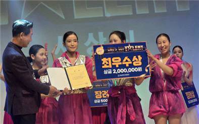 CNU'S GOT Talent 공연 후 최우수상 수상자들이 한기온 회장에게 상금 200만 원을 받고 있다.                      사진=한성일 기자