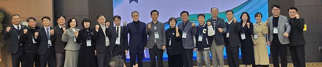 제8대 충남대 총동창회 집행부 임원들이 한기온 회장과 함께 파이팅을 외치고 있다.         사진 한성일 기자