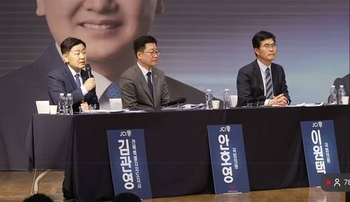 27일 전북일보와 전주 청년회의소(JCI)가 공동으로 주관한 ‘지속가능 전북발전 정책토론회’에서 김관영 지사(맨 왼쪽)가 패널 질문에 답하고 있다. 김 지사 옆으로 전북도지사 경쟁자인 안호영 의원(가운데)과 이원택 의원. /전북일보 유튜브 채널 캡처