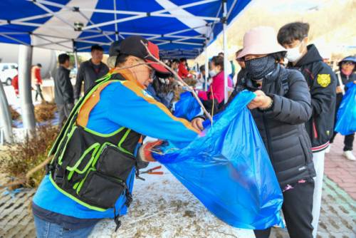 양구군은 제81회 식목일을 맞아 군민들이 직접 나무를 심고 가꾸는 문화를 확산하고 녹색 도시를 조성하기 위해 ‘나무 나눠주기’와 ‘나무 심기’ 행사를 잇따라 개최한다. 사진은 지난해 나무 나눠주기 행사 모습.