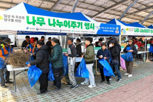 양구군은 제81회 식목일을 맞아 군민들이 직접 나무를 심고 가꾸는 문화를 확산하고 녹색 도시를 조성하기 위해 ‘나무 나눠주기’와 ‘나무 심기’ 행사를 잇따라 개최한다. 사진은 지난해 나무 나눠주기 행사 모습.
