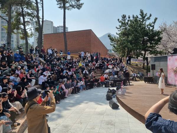 28일 율하벚꽃축제 개막식에는 박완수 경남도지사, 홍태용 김해시장, 김정호 국회의원을 비롯한 내빈들이 참석했다. /이수경 기자