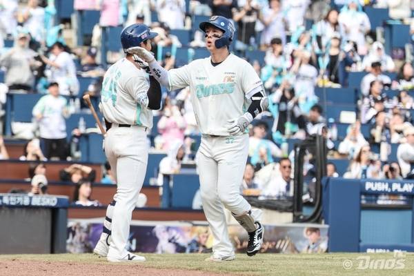 NC 다이노스 박건우가 29일 창원NC파크에서 열린 두산 베어스와 경기에서 하이파이브를 하고 있다. /NC 다이노스