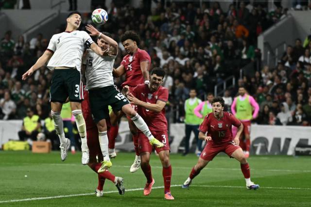 멕시코의 세자르 몬테스(왼쪽)가 29일 멕시코에서 열린 월드컵 대비 포르투갈과의 평가전 도중 헤더를 시도하고 있다. AFP 연합뉴스