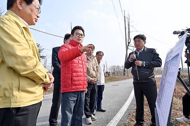 이철우 경북도지사 예비후보가 지난 27일 울진 원자력수소국가산업단지 현장을 방문해 관계자로부터 사업 진행 상황에 대해 듣고 있다. /이철우 예비후보 선거사무실 제공