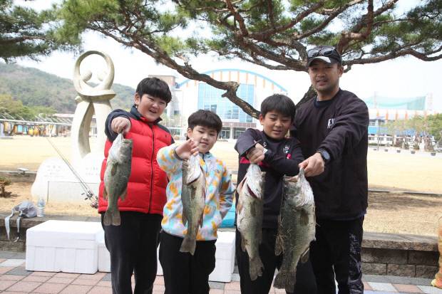 경주 유해 외래어종 잡기대회에 참석한 아이들이 잡은 고기를 들고 기념촬영을 하고 있다.