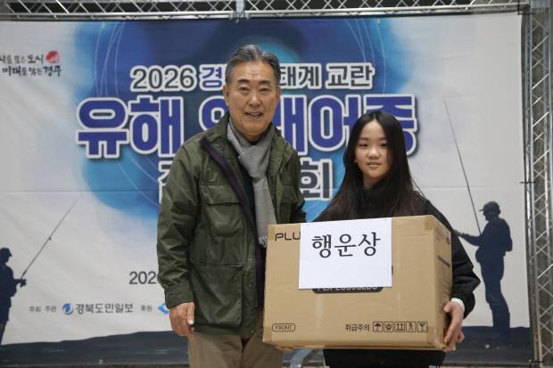 한명희 대표이사가 행운상을 수상한 어린이와 사진을 찍고 있다.