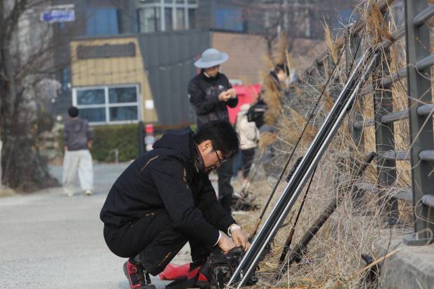 대회 참가자들이 가져온 낚싯대를 깔끔하게 정리하고 있다.