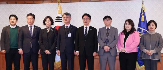 김민석 국무총리가 지난 20일 서울 종로구 정부서울청사에서 열린 초대형 산불 피해지원 및 재건위원회 위원 위촉식에서 홍지백 민간위원장을 비롯한 위원들에게 위촉장을 수여한 후 기념촬영을 하고 있다. 뉴스1