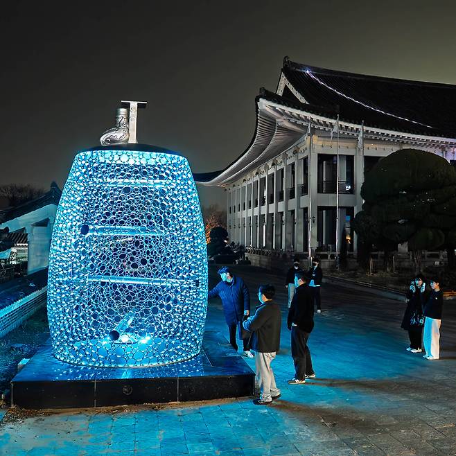 ▲ 지난해 10월 2025 APEC 정상회의를 앞두고 경북문화관광공사 사옥 앞에 설치한 한원석작가의 작품 '환영'이 최근 방탄소년단이 성덕대왕신종을 모티브로 한 신곡 ' No. 29' 를 발표하면서 BTS팬덤인 '아미'들의 발길이 이어지고 있다. 경북문화관광공사