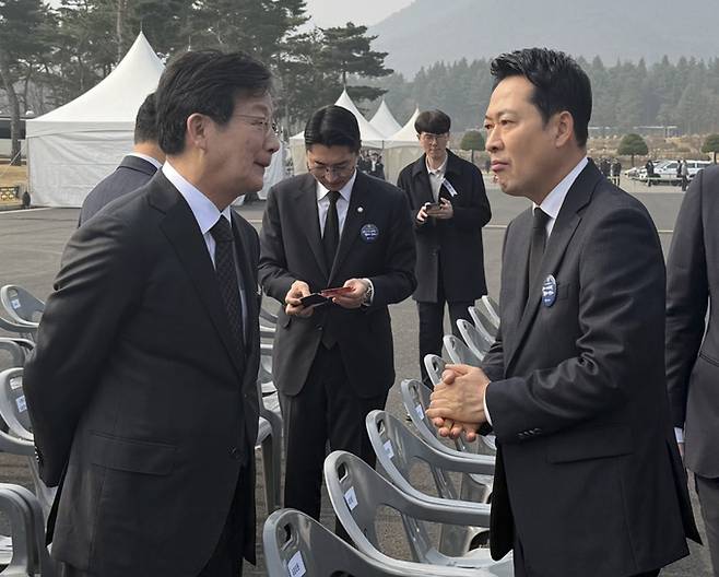 ▲ 국민의힘 장동혁 대표가 27일 대전 현충원에서 열린 서해수호의 날 기념식장에서 유승민 전 의원을 만나 대화하고 있다.연합