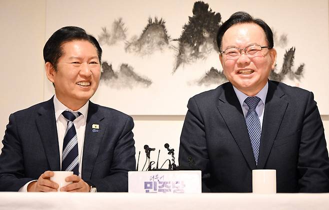 더불어민주당 정청래 대표와 김부겸 전 국무총리가 26일 서울 중구 달개비에서 회동하고 있다. 연합뉴스